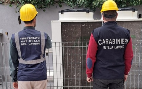 Scoperta fabbrica con dipendenti in nero e un clandestino