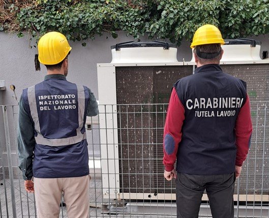 Scoperta fabbrica con dipendenti in nero e un clandestino