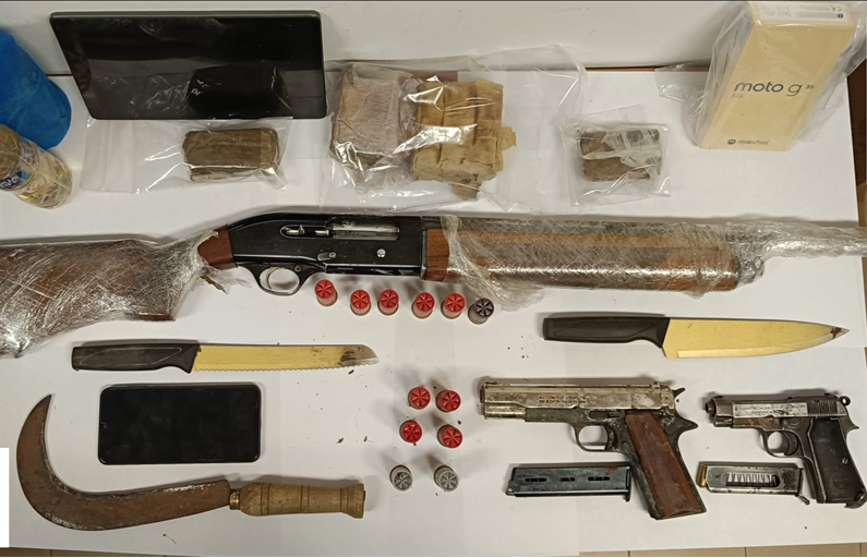 Operazione dei carabinieri nei boschi della Tuscia: sequestrate armi e droga