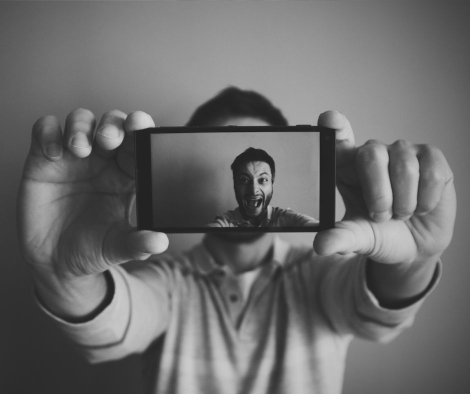 Un furto surreale a Viterbo: il ladro si scatta selfie e rivende l’iPhone