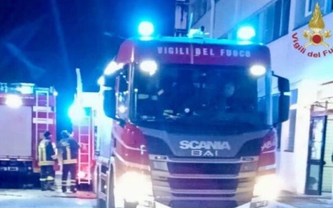 Una voragine si apre in centro storico a causa di una perdita d’acqua, residenti evacuati