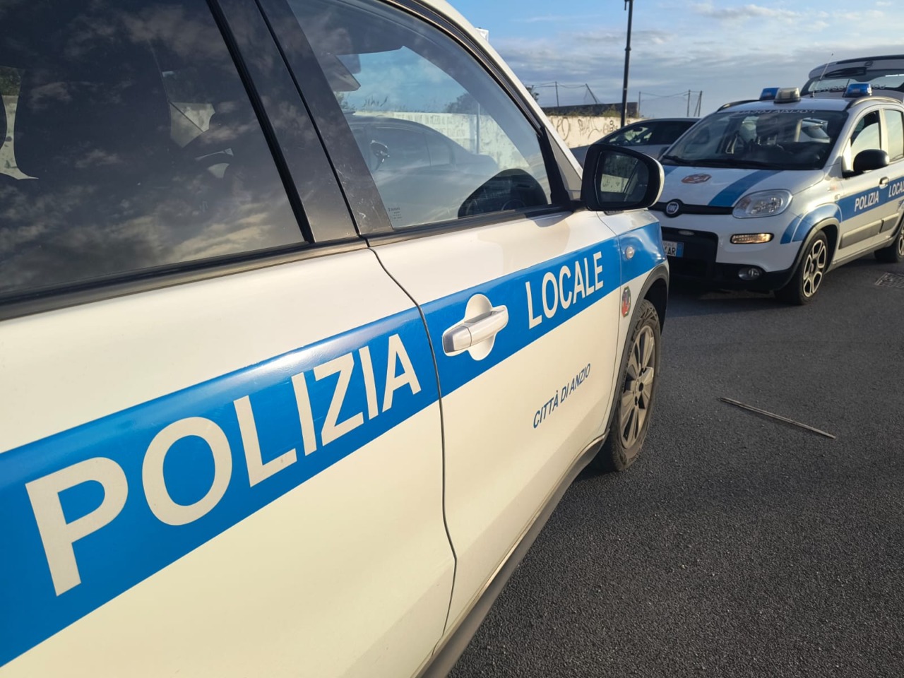 Denunciato un uomo con coltello in monopattino
