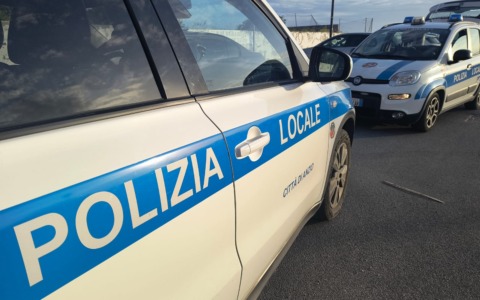 Denunciato un uomo con coltello in monopattino