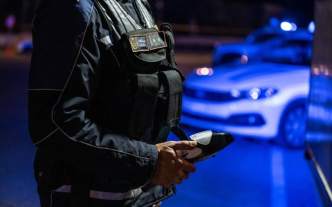 Donna aggredisce il comandante della Polizia Locale per sequestro auto senza assicurazione