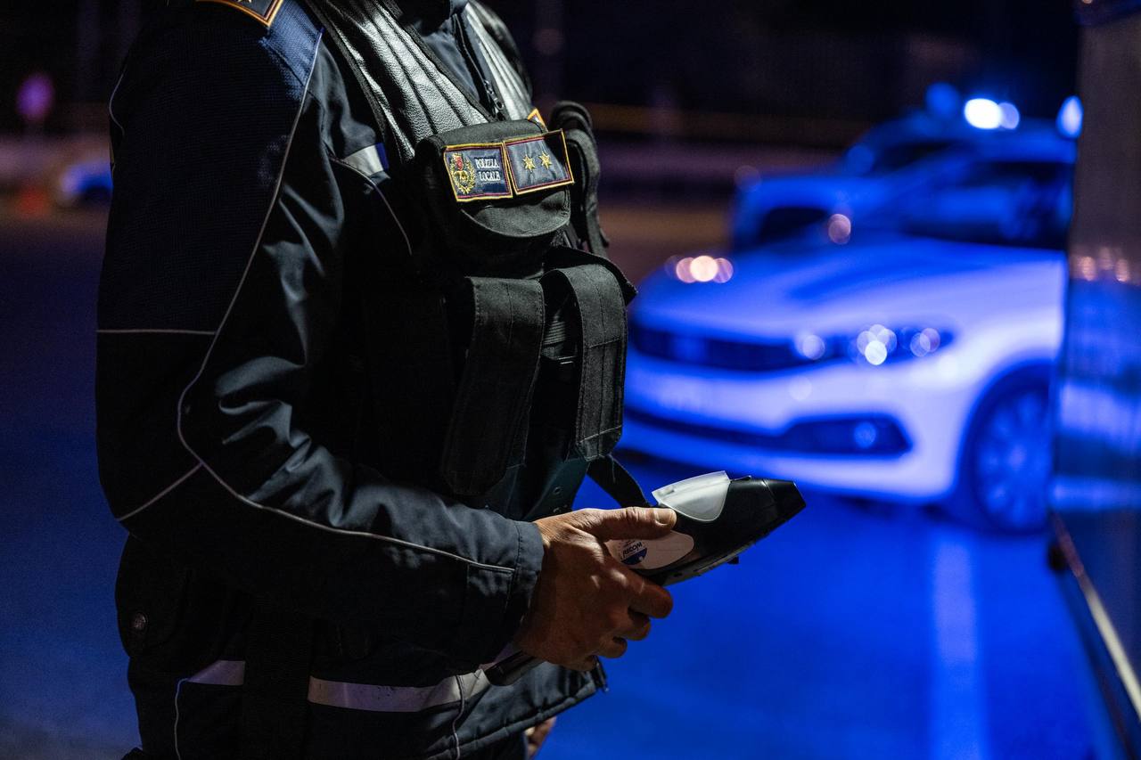 Donna aggredisce il comandante della Polizia Locale per sequestro auto senza assicurazione